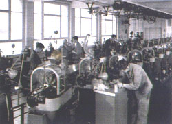 １９１０−１９８２年当時の工場内